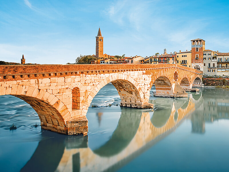 Splendida foto del Ponte Pietra: ponte di epoca romana a Verona sul fiume Adige.