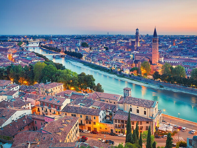 Vista del fiume Adige e del centro storico di Verona con Torre dei Lamberti e chiesa di Sant’Anastasia
